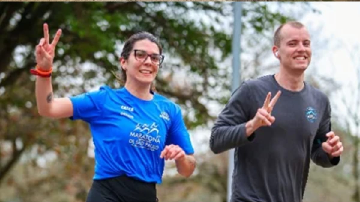 Zwei lachende Kolleg:innen beim gemeinsamen Lauf