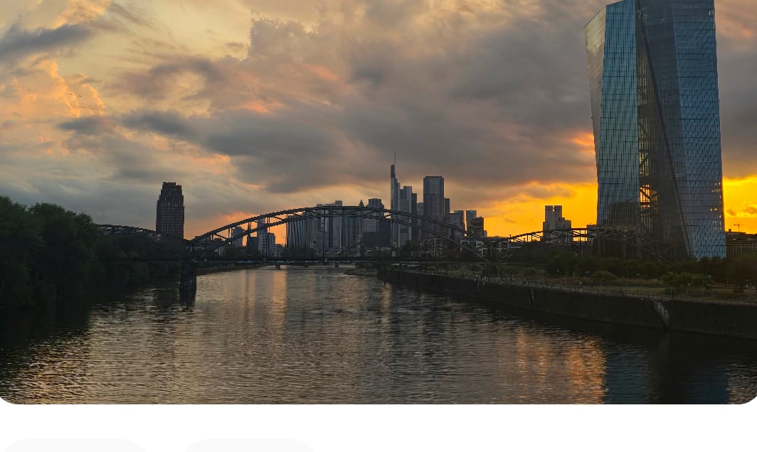 Frankfurter Skyline im Sonnenuntergang am Main