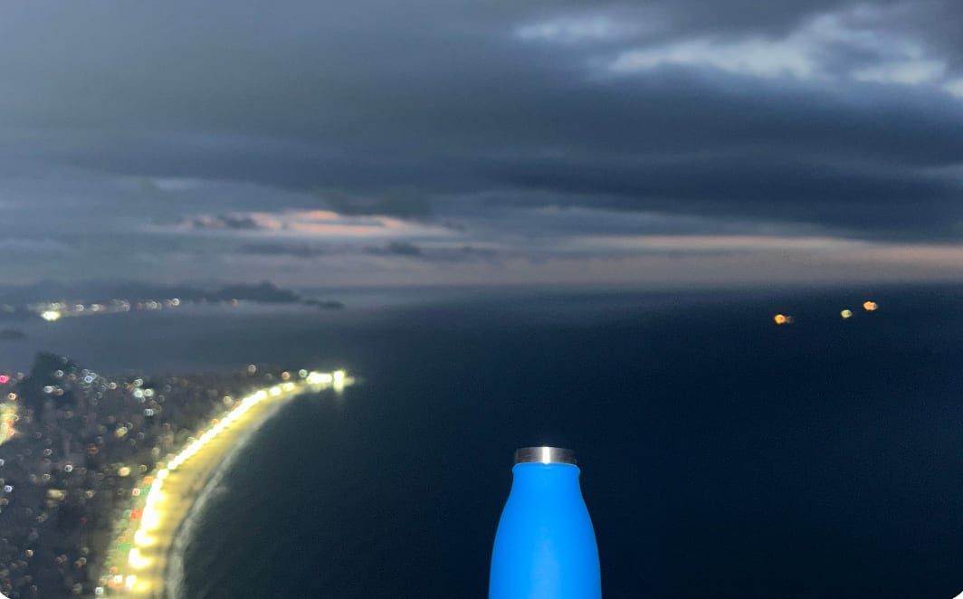 Küstenlichter von Rio de Janeiro in der Morgendämmerung